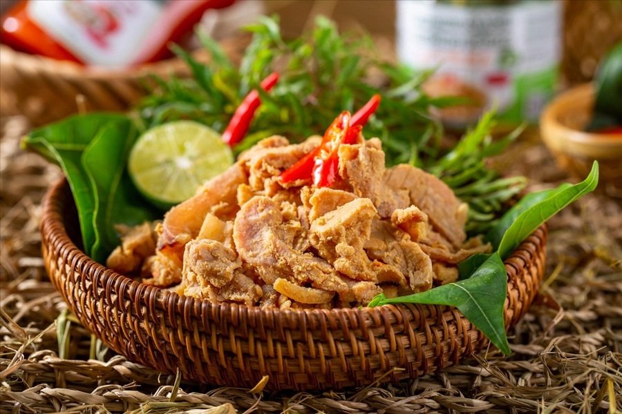 Thịt chua với lớp thính vàng thơm, ăn cùng lá rừng và ớt tươi – món ngon dân dã của vùng cao Tuyên Quang Thịt chua với lớp thính vàng thơm, ăn cùng lá rừng và ớt tươi – món ngon dân dã của vùng cao Tuyên Quang