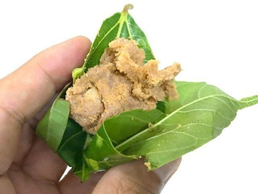 Thịt chua thường được cuốn cùng lá sung, lá lốt hoặc đinh lăng để cân bằng vị chua và béo Thịt chua thường được cuốn cùng lá sung, lá lốt hoặc đinh lăng để cân bằng vị chua và béo