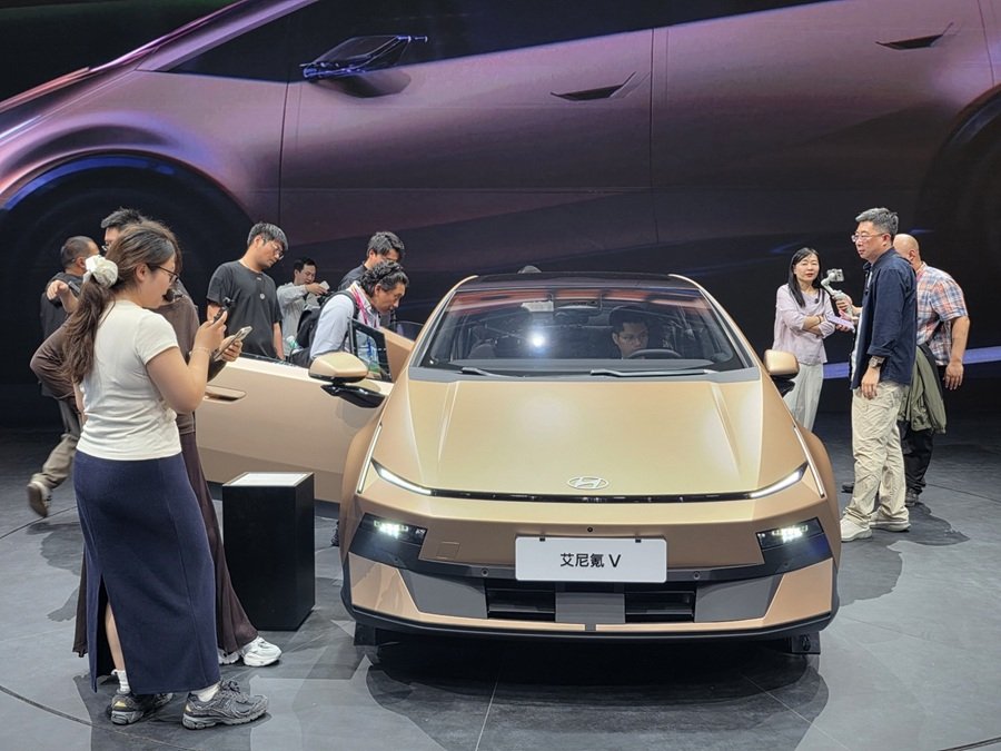 Ioniq V màu vàng được giới thiệu tại Auto China 2026, nơi mẫu sedan điện lần đầu xuất hiện trước công chúng. Ioniq V màu vàng được giới thiệu tại Auto China 2026, nơi mẫu sedan điện lần đầu xuất hiện trước công chúng.
