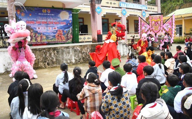 Học sinh xã Hùng Sơn hào hứng theo dõi tiết mục múa lân tại chương trình “Trung thu vùng cao năm 2026”. (Ảnh: Ban Thanh niên Công an TP. Đà Nẵng). Học sinh xã Hùng Sơn hào hứng theo dõi tiết mục múa lân tại chương trình “Trung thu vùng cao năm 2026”. (Ảnh: Ban Thanh niên Công an TP. Đà Nẵng).