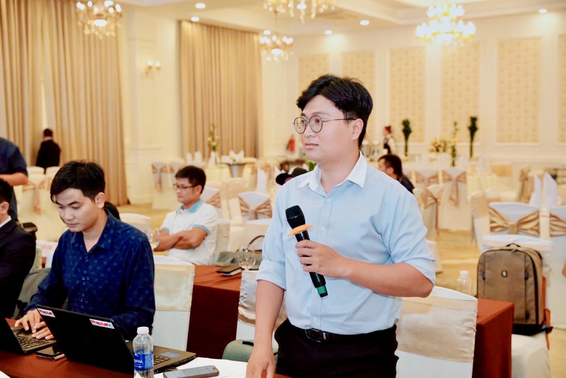Ph&oacute;ng vi&ecirc;n Trần Minh &ndash; Tạp ch&iacute; Thương hiệu & C&ocirc;ng luận đặt c&acirc;u hỏi tại sự kiện.