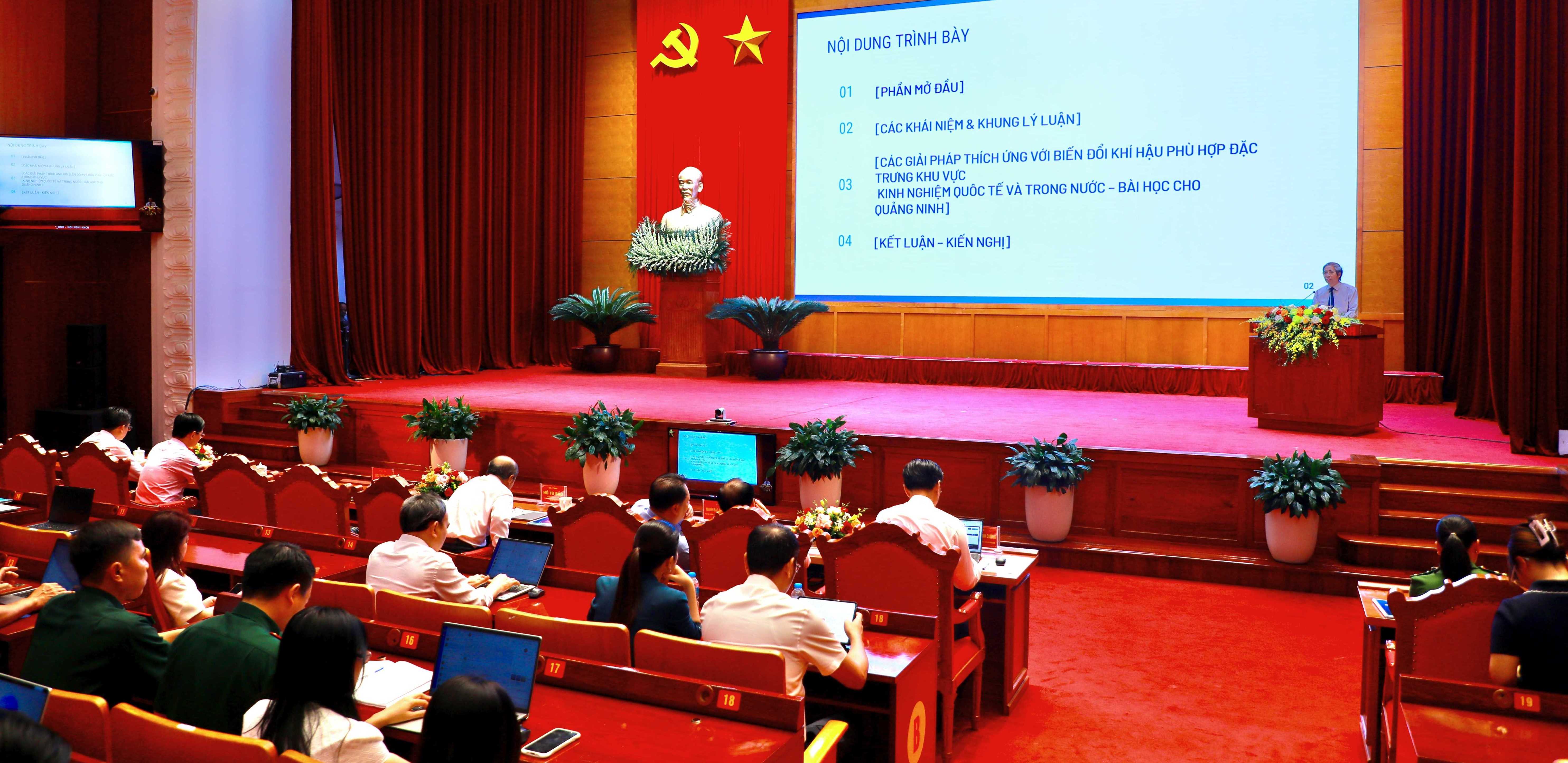 PGS.TS Lưu Đức Hải, Viện trưởng Viện Nghi&ecirc;n cứu đ&ocirc; thị v&agrave; Ph&aacute;t triển hạ tầng, tr&igrave;nh b&agrave;y giải ph&aacute;p quy hoạch, hạ tầng xanh - x&aacute;m, đ&ocirc; thị bọt biển v&agrave; giải ph&aacute;p dựa v&agrave;o tự nhi&ecirc;n ph&ugrave; hợp v&ugrave;ng ven biển, đảo, miền n&uacute;i