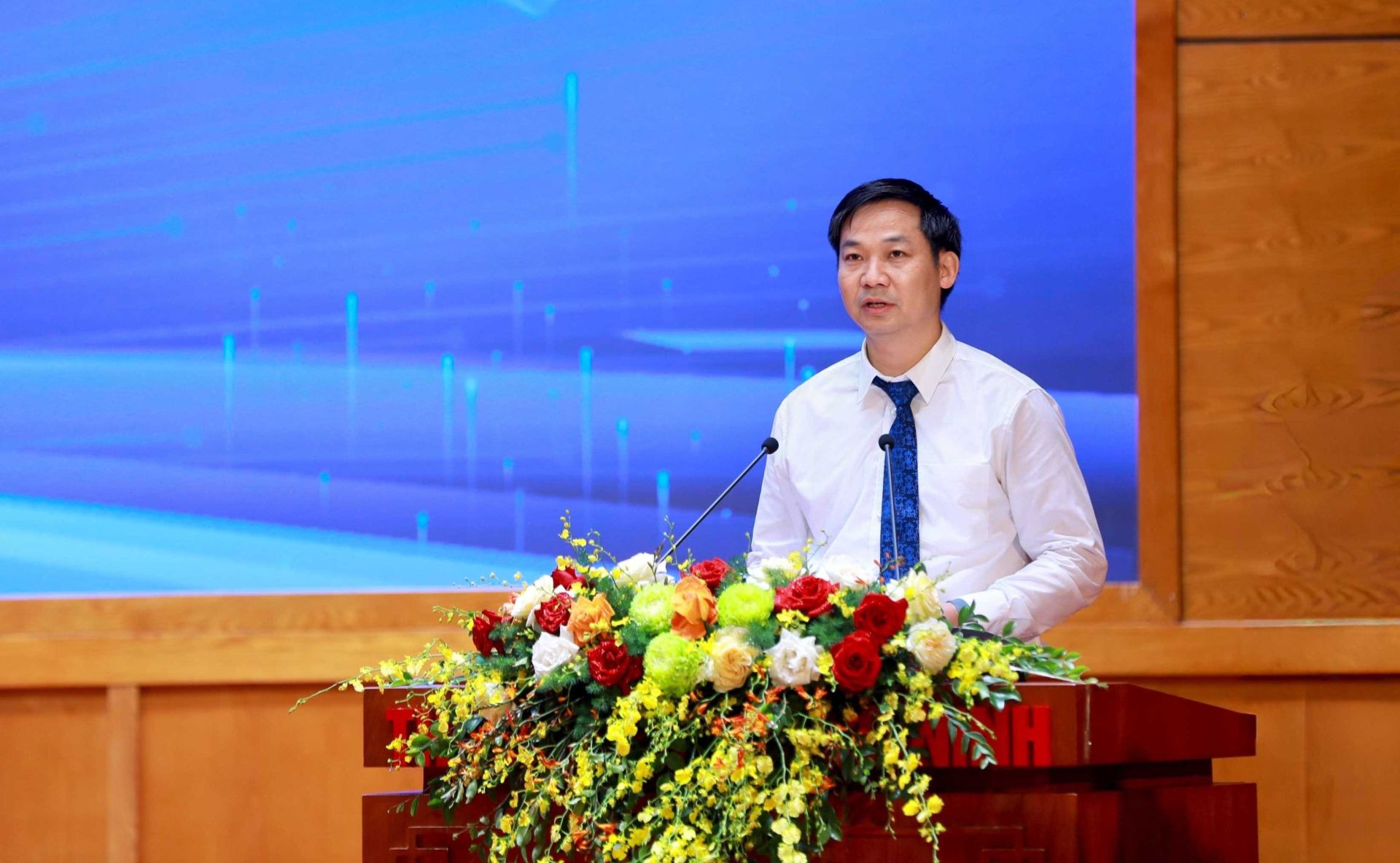 &Ocirc;ng Nguyễn Văn C&ocirc;ng, Ph&oacute; Chủ tịch UBND th&agrave;nh phố Quảng Ninh, ph&aacute;t biểu tại diễn đ&agrave;n