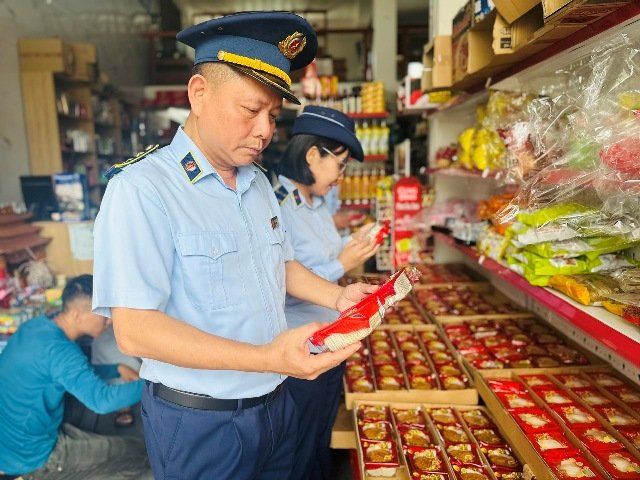 Lực lượng QLTT tăng cường kiểm tra các mặt hàng dịp Tết Trung thu năm 2026. Lực lượng QLTT tăng cường kiểm tra các mặt hàng dịp Tết Trung thu năm 2026.