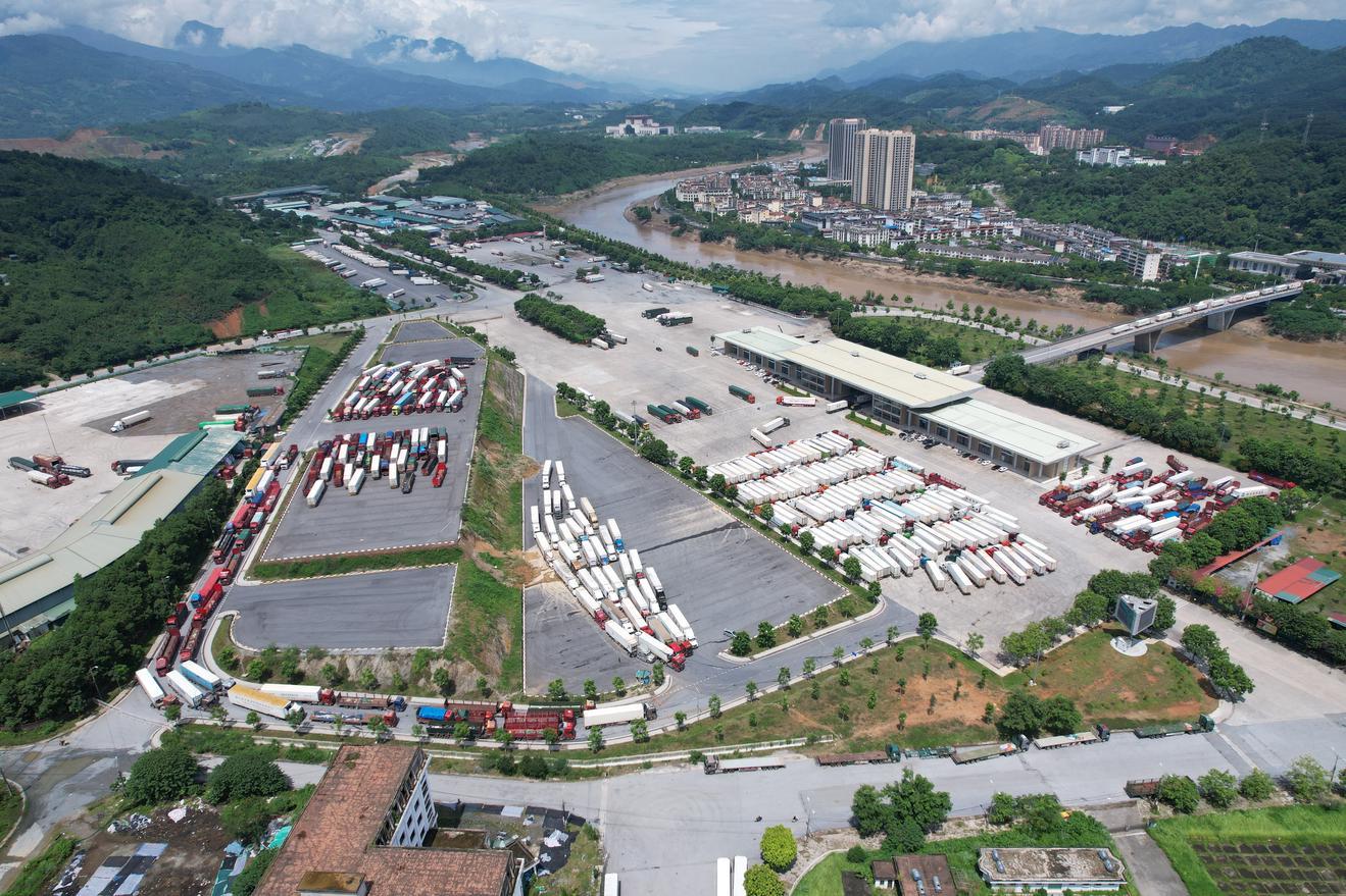 Phát triển hạ tầng cửa khẩu và logistics là một trong những nhiệm vụ được Lào Cai ưu tiên nhằm phục vụ thu hút đầu tư. Phát triển hạ tầng cửa khẩu và logistics là một trong những nhiệm vụ được Lào Cai ưu tiên nhằm phục vụ thu hút đầu tư.
