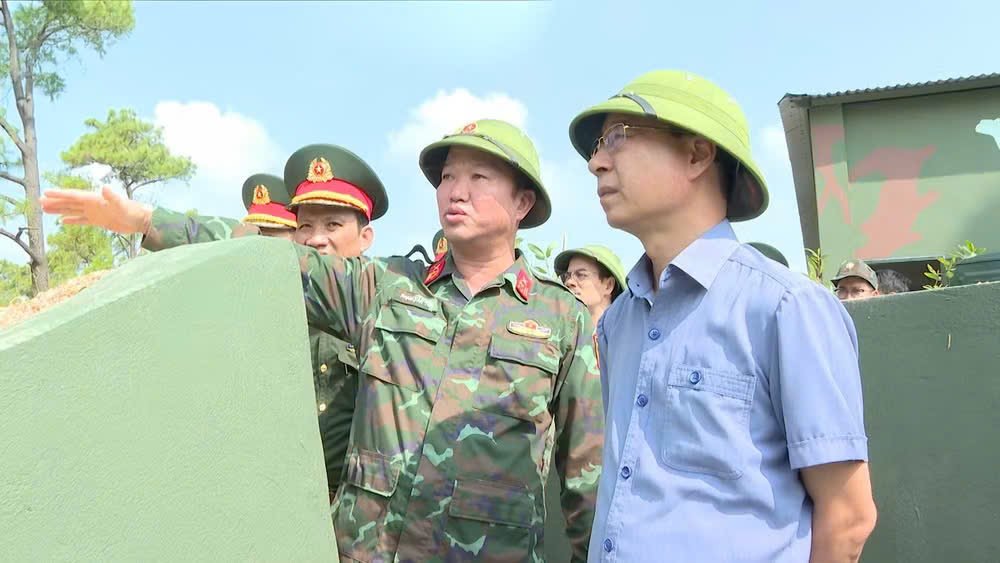 Phó Chủ tịch UBND thành phố Quảng Ninh Lê Văn Ánh kiểm tra công tác chuẩn bị tại khu vực sở chỉ huy diễn tập Phó Chủ tịch UBND thành phố Quảng Ninh Lê Văn Ánh kiểm tra công tác chuẩn bị tại khu vực sở chỉ huy diễn tập