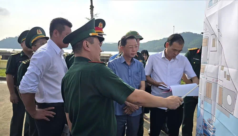 Phó Chủ tịch UBND thành phố Quảng Ninh Lê Văn Ánh nghe báo cáo phương án tổ chức diễn tập tại Hải đội dân quân thường trực Phó Chủ tịch UBND thành phố Quảng Ninh Lê Văn Ánh nghe báo cáo phương án tổ chức diễn tập tại Hải đội dân quân thường trực
