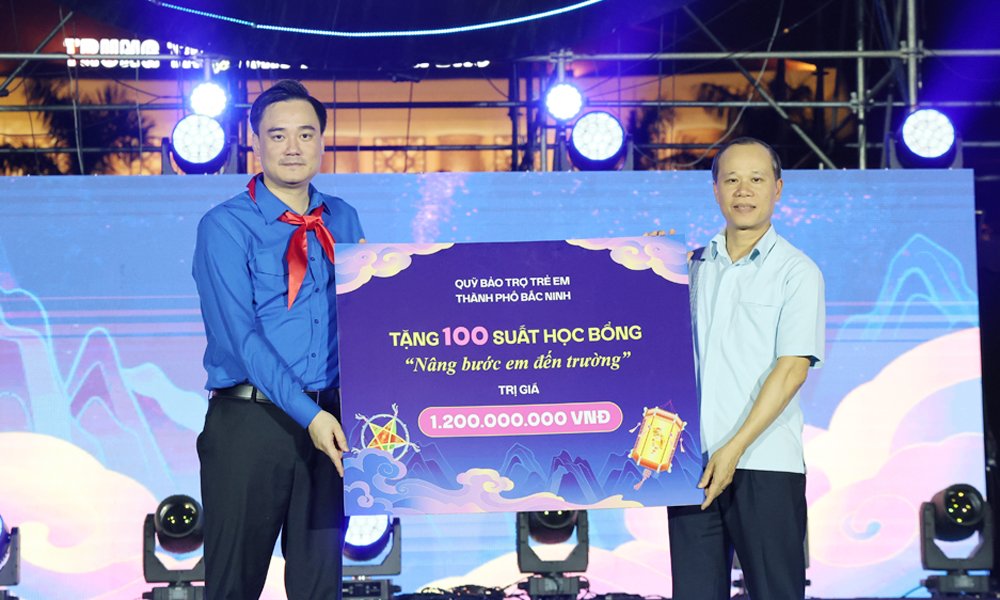 Đồng chí Mai Sơn, Phó Chủ tịch Thường trực UBND thành phố trao biểu trưng kinh phí học bổng Đồng chí Mai Sơn, Phó Chủ tịch Thường trực UBND thành phố trao biểu trưng kinh phí học bổng