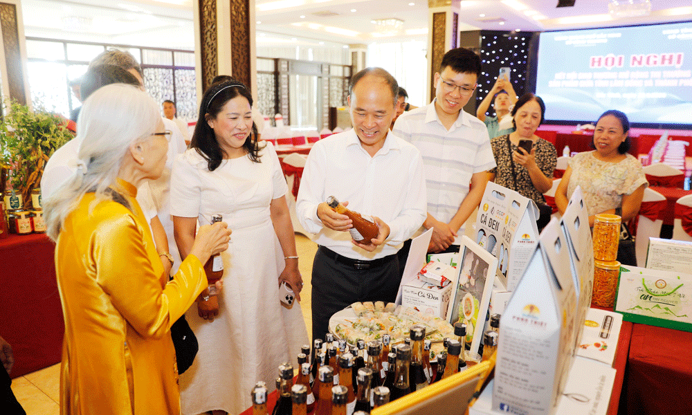Các đại biểu tham quan các gian trưng bày sản phẩm bên lề hội nghị. Các đại biểu tham quan các gian trưng bày sản phẩm bên lề hội nghị.