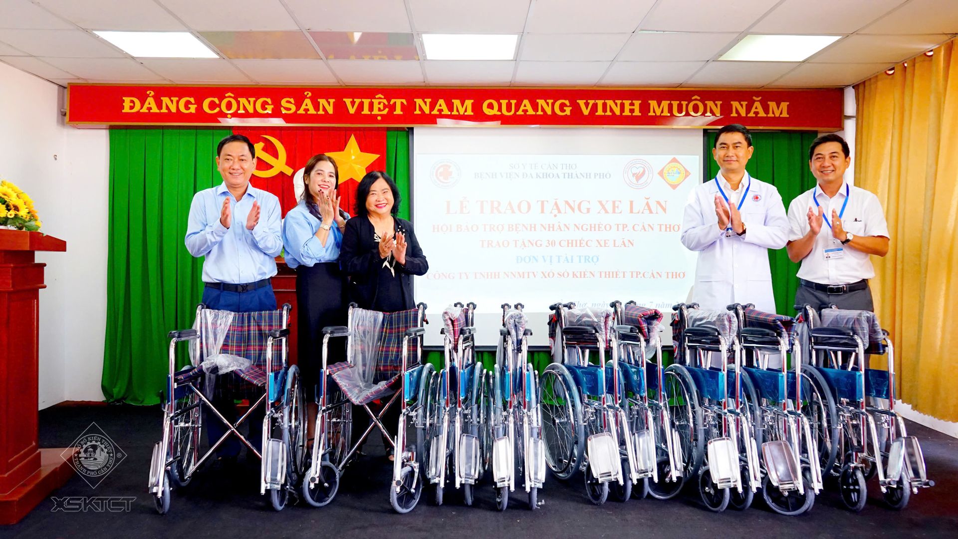 &Ocirc;ng Trần Minh T&acirc;m - Chủ tịch C&ocirc;ng ty trao tặng 30 chiếc xe lăn cho Bệnh viện Đa khoa TP.Cần Thơ