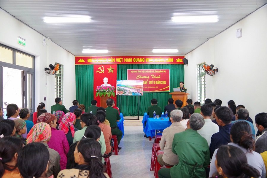 Bộ CHQS tỉnh Quảng Trị phối hợp với Hội Chữ thập đỏ tỉnh tổ chức chương tr&igrave;nh &ldquo;Thời sự về bản&rdquo; tại th&ocirc;n Miệt, x&atilde; Hướng Ph&ugrave;ng