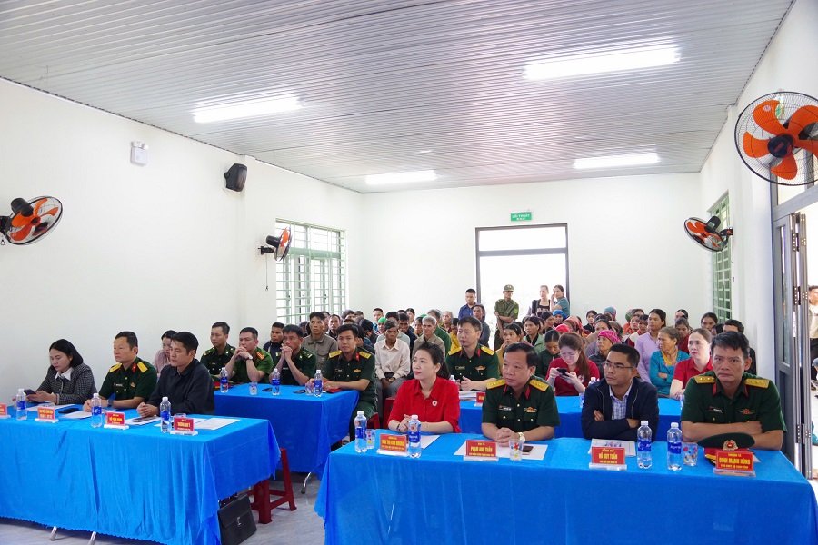 C&aacute;c đại biểu c&ugrave;ng đ&ocirc;ng đảo người d&acirc;n th&ocirc;n Miệt tham gia chương tr&igrave;nh