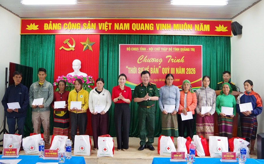 Trao qu&agrave; cho c&aacute;c ho&agrave;n cảnh gia đ&igrave;nh kh&oacute; khăn