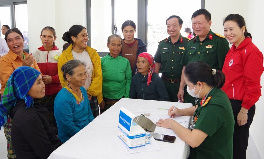 Kh&aacute;m sức khỏe v&agrave; cấp ph&aacute;t thuốc miễn ph&iacute; cho người d&acirc;n