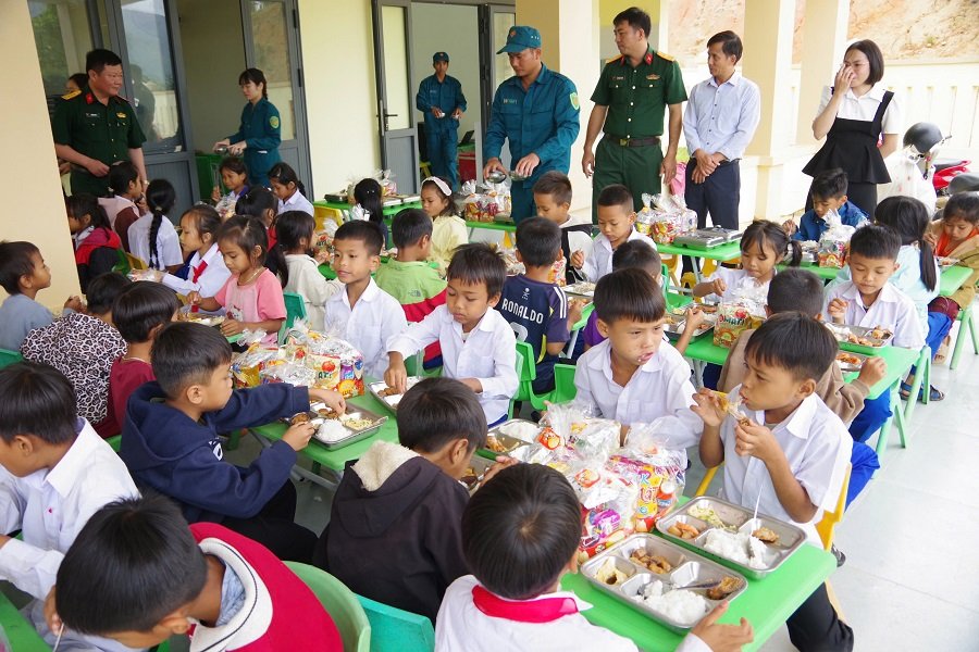 &ldquo;Bữa cơm cho em&rdquo; đong đầy y&ecirc;u thương cho c&aacute;c ch&aacute;u nhỏ