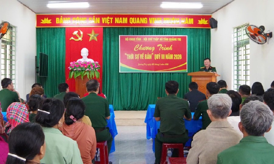 Đại t&aacute; Trương Như &Yacute;, Ph&oacute; Ch&iacute;nh ủy Bộ CHQS tỉnh Quảng Trị n&oacute;i chuyện với b&agrave; con Nh&acirc;n d&acirc;n th&ocirc;n Miệt, x&atilde; Hướng Ph&ugrave;ng