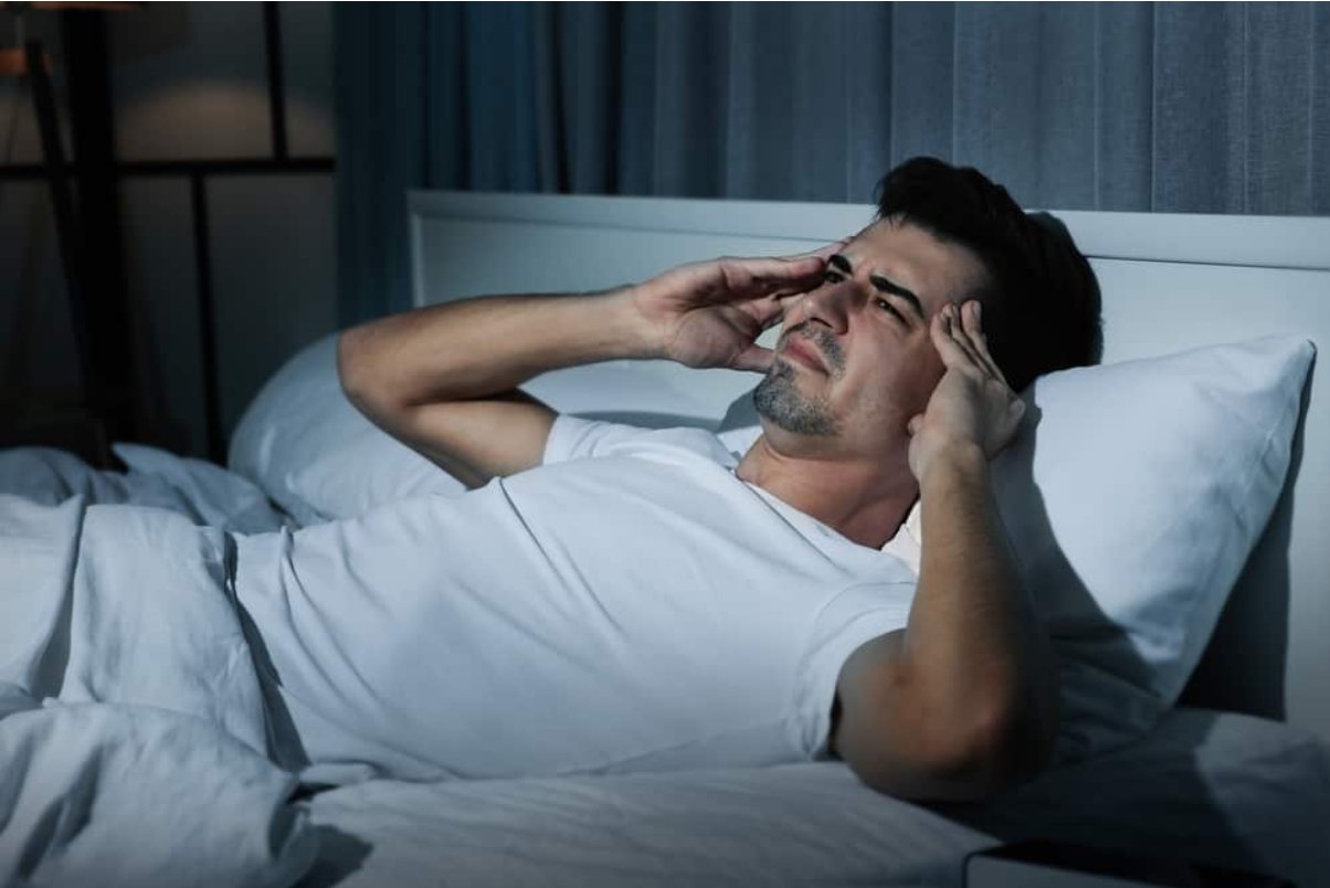Tăng huyết &aacute;p về đ&ecirc;m khiến người bệnh mất ngủ, đau đầu