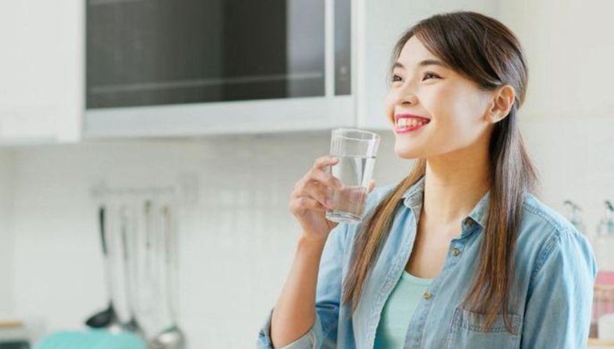 Uống đủ nước gi&uacute;p cải thiện kh&agrave;n tiếng