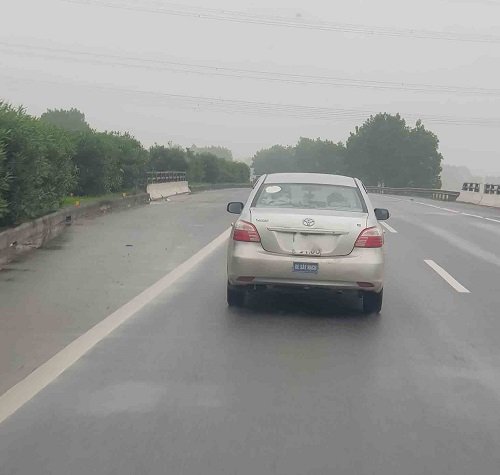 Xe tập l&aacute;i kh&ocirc;ng được lưu th&ocirc;ng tr&ecirc;n cao tốc ph&acirc;n kỳ đầu tư v&agrave; l&agrave;n s&aacute;t dải ph&acirc;n c&aacute;ch