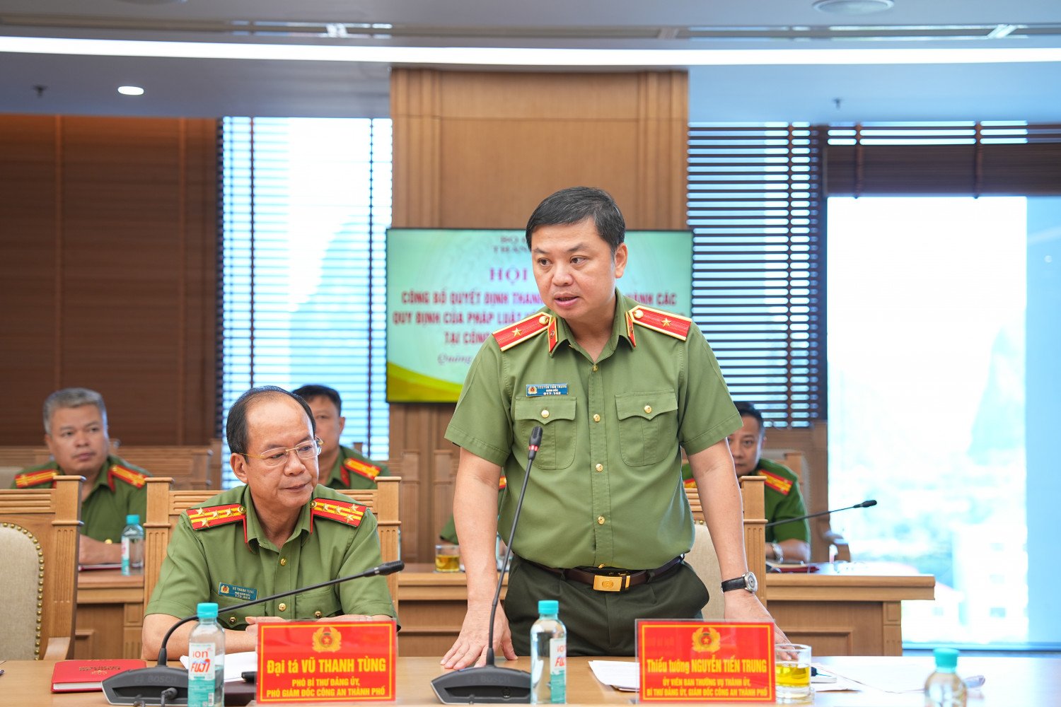 Thiếu tướng Nguyễn Tiến Trung, Giám đốc Công an thành phố Quảng Ninh phát biểu tại hội nghị Thiếu tướng Nguyễn Tiến Trung, Giám đốc Công an thành phố Quảng Ninh phát biểu tại hội nghị