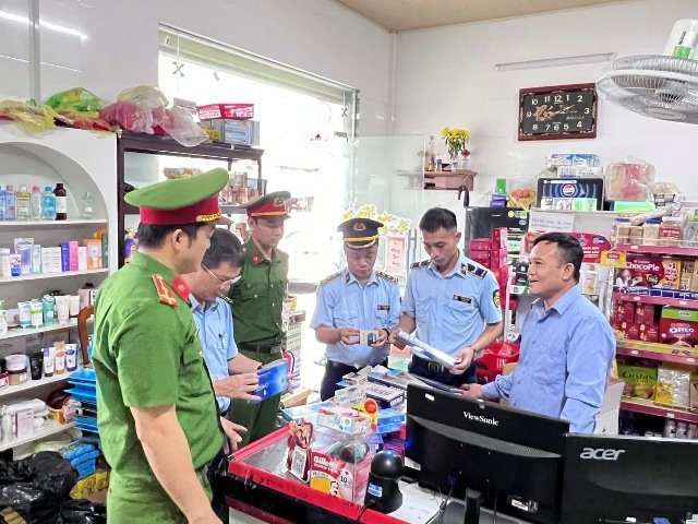 Ngày 16/9/2026, lực lượng chức năng tiến hành kiểm tra Hộ kinh doanh Chu Hùng Kỳ, do ông Chu Hùng Kỳ làm chủ, tại TDP 2 Hải Phong, phường Vũng Áng, tỉnh Hà Tĩnh đã phát hiện hộ kinh doanh bán 149 bao thuốc lá điếu nhập lậu. Ngày 16/9/2026, lực lượng chức năng tiến hành kiểm tra Hộ kinh doanh Chu Hùng Kỳ, do ông Chu Hùng Kỳ làm chủ, tại TDP 2 Hải Phong, phường Vũng Áng, tỉnh Hà Tĩnh đã phát hiện hộ kinh doanh bán 149 bao thuốc lá điếu nhập lậu.