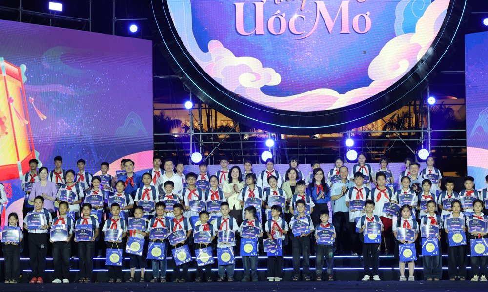 Các đại biểu trao học bổng, quà cho học sinh. Các đại biểu trao học bổng, quà cho học sinh.