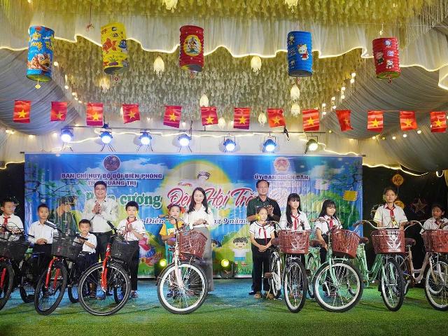 Tặng học bổng, xe đạp cho học sinh kh&oacute; khăn v&ugrave;ng bi&ecirc;n Quảng Trị.