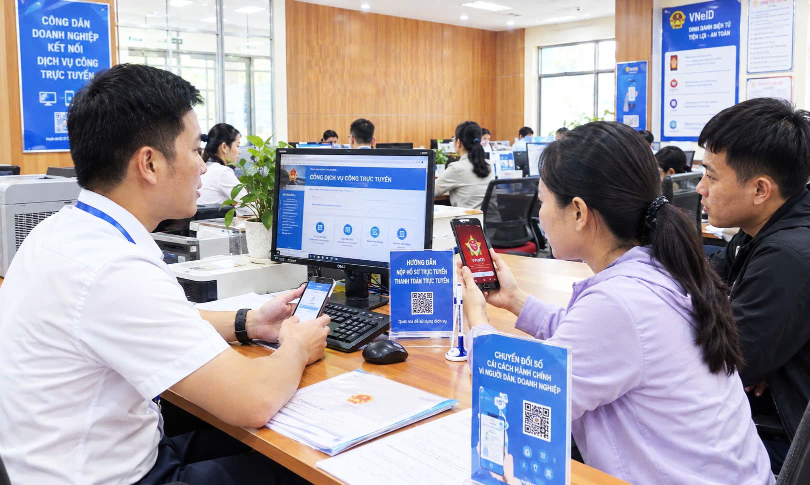Th&agrave;nh phố Bắc Ninh đẩy mạnh cắt giảm, đơn giản h&oacute;a thủ tục h&agrave;nh ch&iacute;nh dựa tr&ecirc;n dữ liệu, tạo thuận lợi cho người d&acirc;n v&agrave; doanh nghiệp trong qu&aacute; tr&igrave;nh thực hiện thủ tục h&agrave;nh ch&iacute;nh