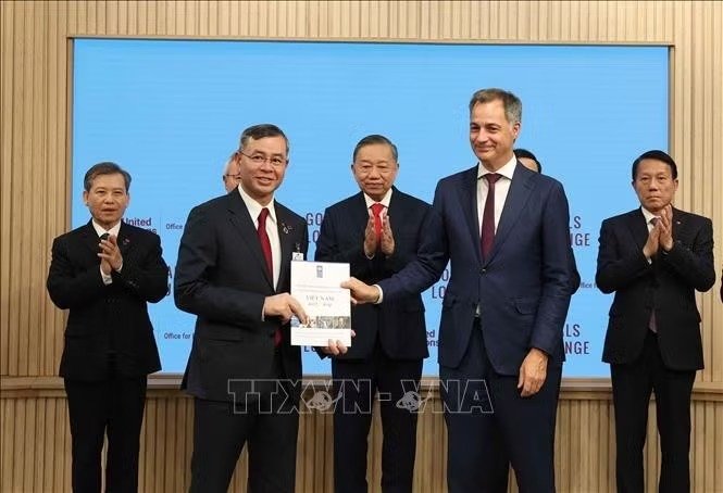 Tổng Bí thư, Chủ tịch nước Tô Lâm chứng kiến lễ trao văn kiện, thoả thuận hợp tác của Việt Nam với các cơ quan của Liên hợp quốc. Ảnh: Thống Nhất/TTXVN Tổng Bí thư, Chủ tịch nước Tô Lâm chứng kiến lễ trao văn kiện, thoả thuận hợp tác của Việt Nam với các cơ quan của Liên hợp quốc. Ảnh: Thống Nhất/TTXVN
