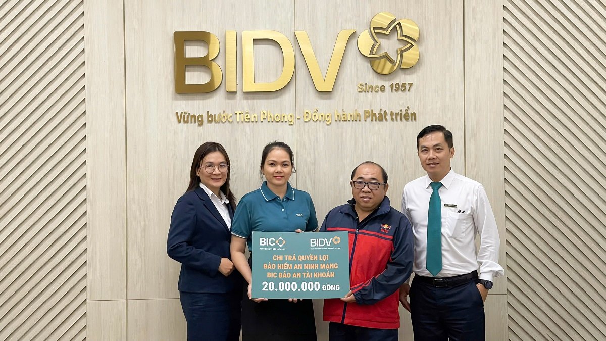 Đại di&ecirc;̣n BIC và BIDV T&acirc;y S&agrave;i G&ograve;n trao ti&ecirc;̀n bảo hi&ecirc;̉m cho khách hàng