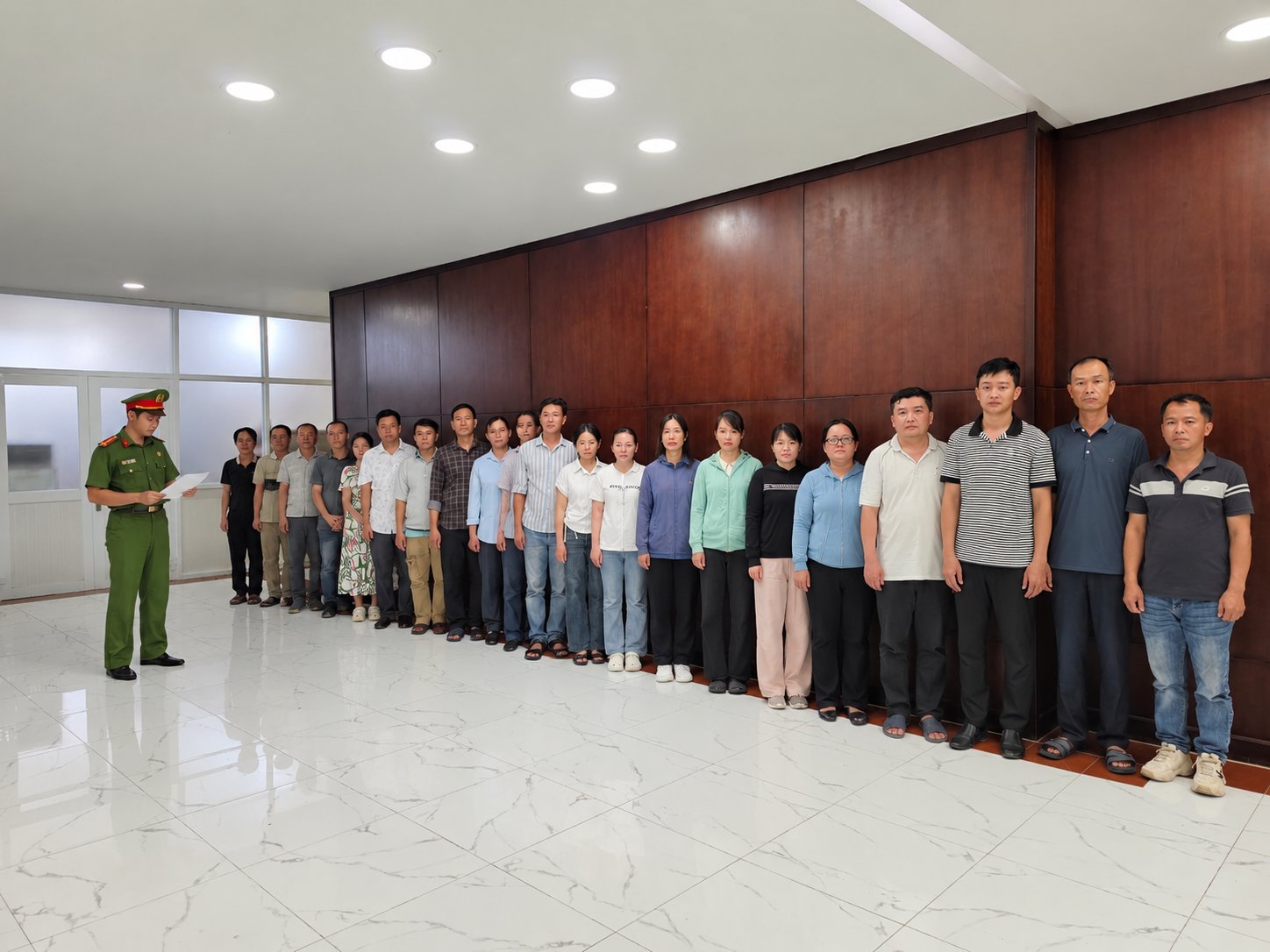 Lực lượng chức năng TP HCM tống đạt quyết định tố tụng đối với các bị can Lực lượng chức năng TP HCM tống đạt quyết định tố tụng đối với các bị can