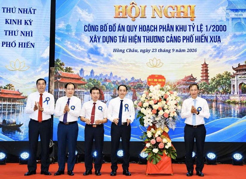 &Ocirc;ng Nguyễn H&ugrave;ng Nam - Ph&oacute; Chủ tịch UBND tỉnh Hưng Y&ecirc;n, tặng hoa ch&uacute;c mừng c&aacute;c phường, x&atilde; trong v&ugrave;ng quy hoạch. (Ảnh: B.H.Y)