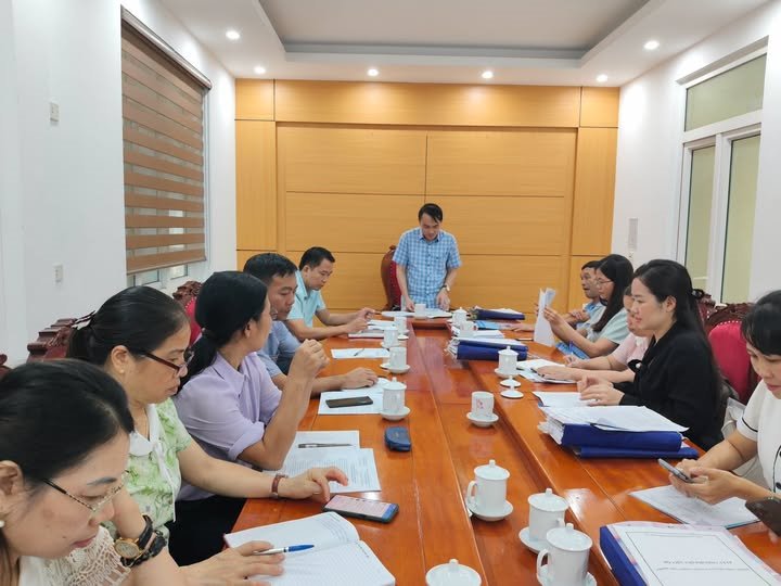 Đo&agrave;n thẩm định của Sở Y tế tỉnh Thanh H&oacute;a đ&atilde; tiến h&agrave;nh đ&aacute;nh gi&aacute; c&ocirc;ng t&aacute;c quản l&yacute; an to&agrave;n thực phẩm tại phường Bỉm Sơn