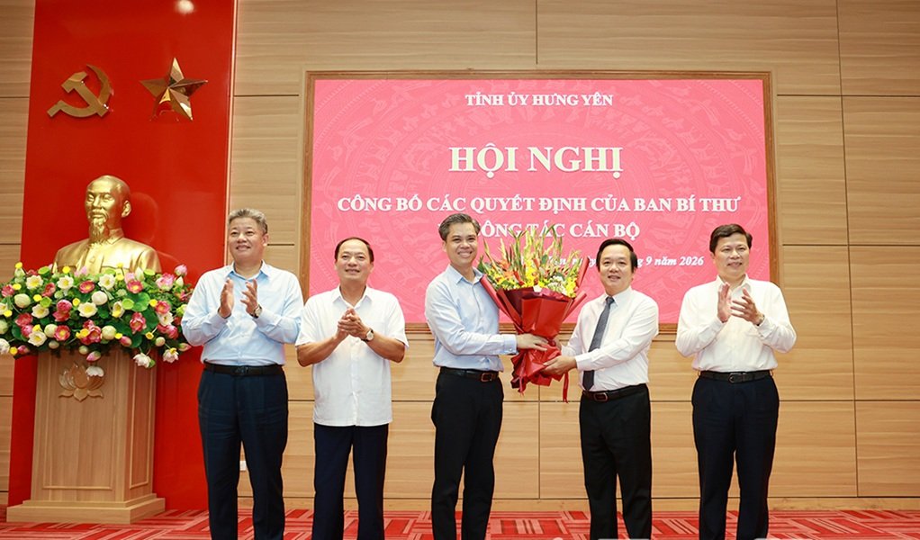 Các thường trực Tỉnh ủy Hưng Yên tặng hoa chúc mừng ông Nguyễn Văn Chiến, Phó Trưởng ban Tuyên giáo Trung ương. Các thường trực Tỉnh ủy Hưng Yên tặng hoa chúc mừng ông Nguyễn Văn Chiến, Phó Trưởng ban Tuyên giáo Trung ương.