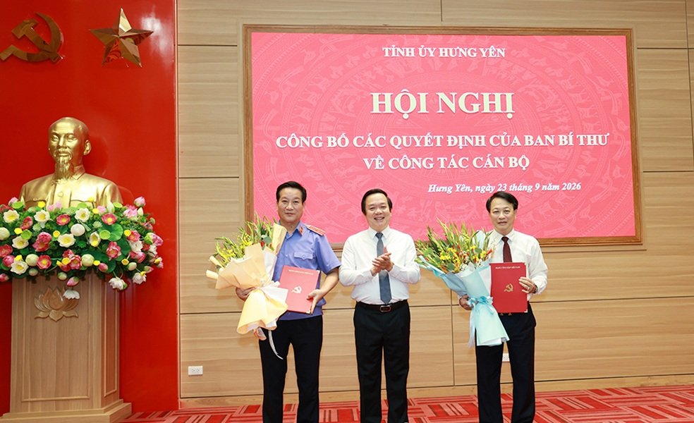 Bí thư Tỉnh ủy Hưng Yên trao quyết định, tặng hoa chúc mừng ông Nguyễn Hoàng Dương, Viện trưởng Viện Kiểm sát nhân dân tỉnh và ông Nguyễn Xuân Sơn, Chánh án Tòa án nhân dân tỉnh. Bí thư Tỉnh ủy Hưng Yên trao quyết định, tặng hoa chúc mừng ông Nguyễn Hoàng Dương, Viện trưởng Viện Kiểm sát nhân dân tỉnh và ông Nguyễn Xuân Sơn, Chánh án Tòa án nhân dân tỉnh.