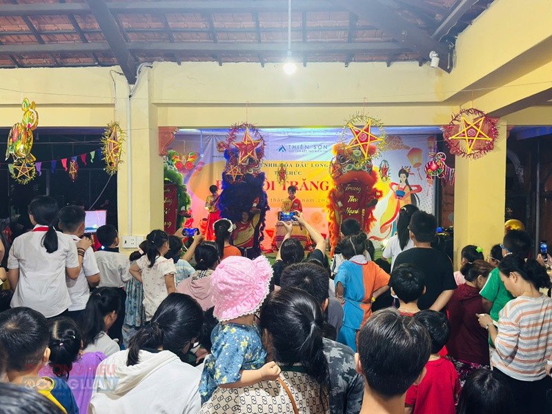 Các em háo hức xem múa Lân Các em háo hức xem múa Lân