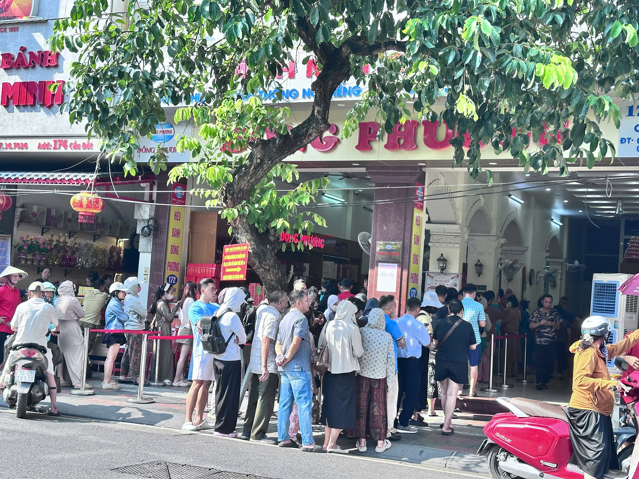 Những h&agrave;ng d&agrave;i xếp h&agrave;ng để mua b&aacute;nh tại 172 Cầu Đất.