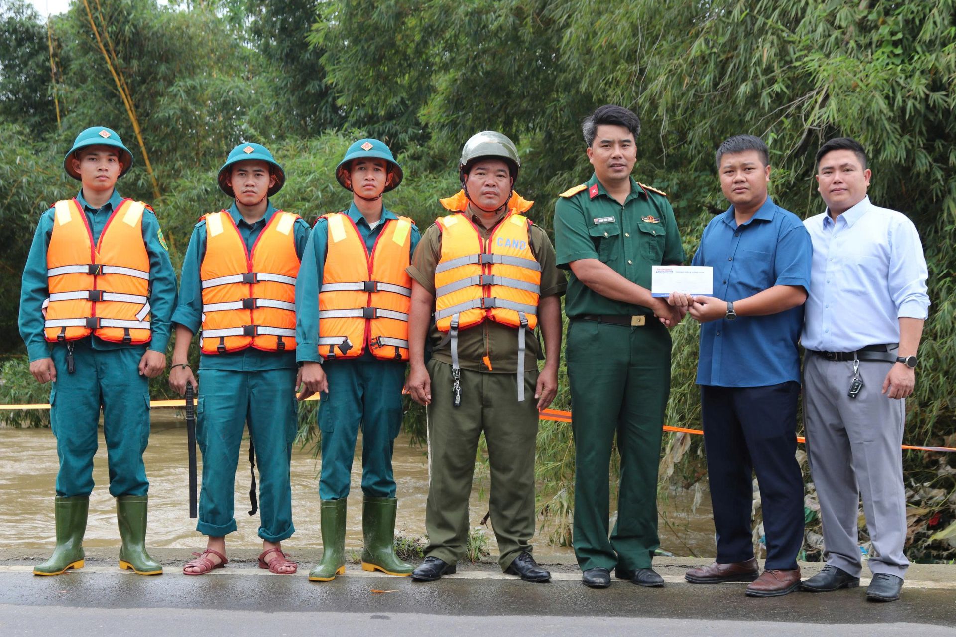 Tạp chí Thương hiệu và Công luận trao quà động viên cán bộ, chiến sĩ đang ngày đêm bám địa bàn hỗ trợ nhân dân. Tạp chí Thương hiệu và Công luận trao quà động viên cán bộ, chiến sĩ đang ngày đêm bám địa bàn hỗ trợ nhân dân.