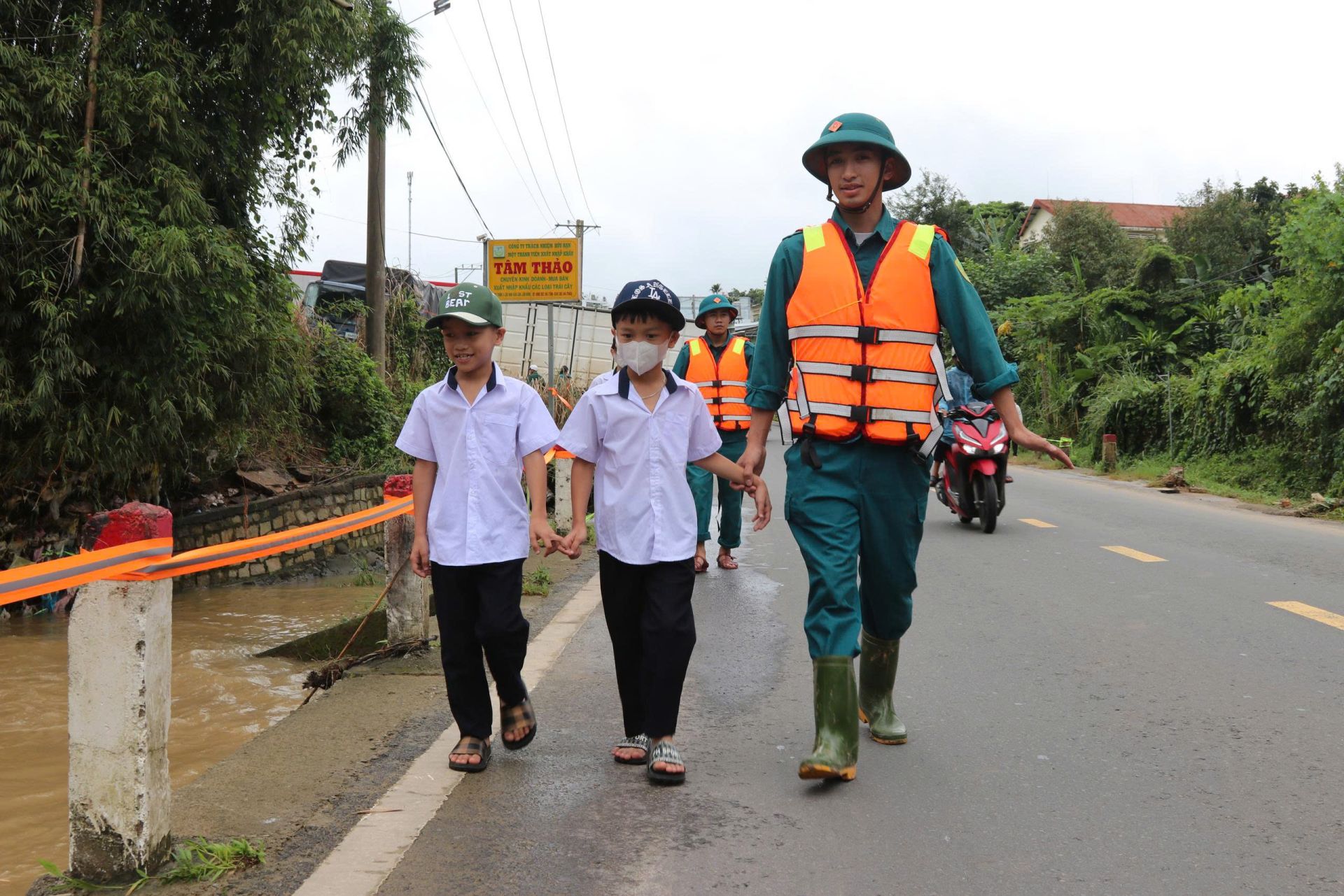 Lực lượng Dân quân tự vệ đưa các em học sinh qua đoạn cống ngầm an toàn đến trường. Lực lượng Dân quân tự vệ đưa các em học sinh qua đoạn cống ngầm an toàn đến trường.