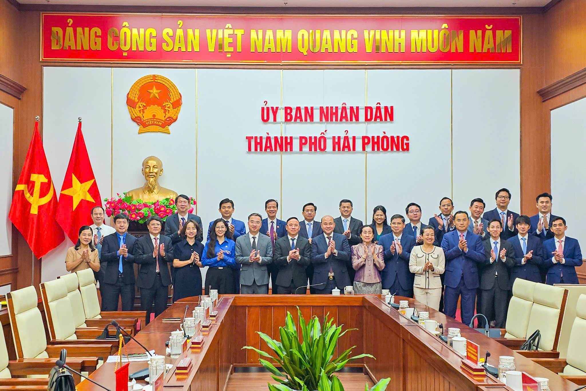 Hai b&ecirc;n chụp ảnh lưu niệm.