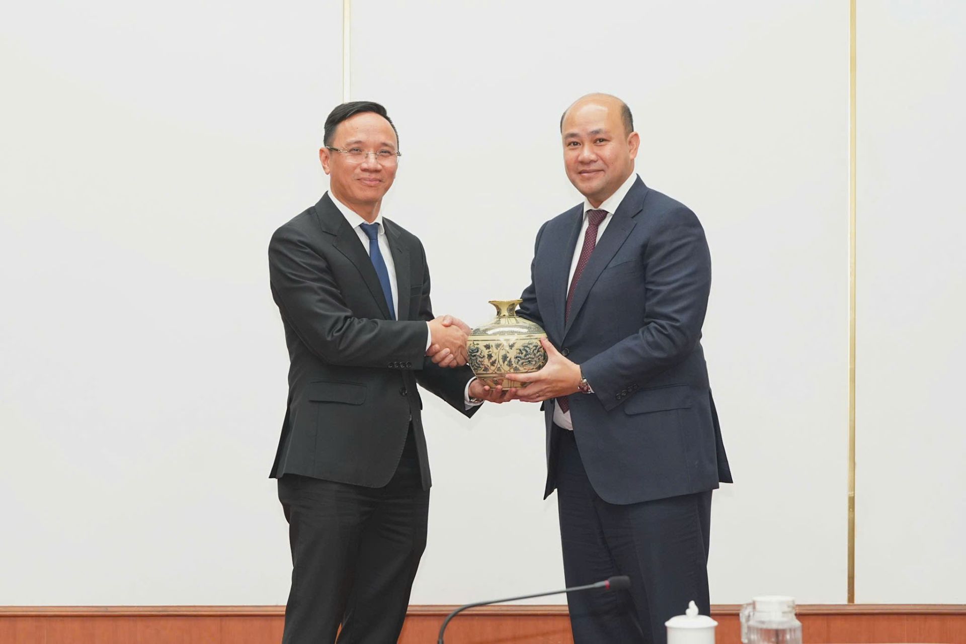 Ph&oacute; Chủ tịch UBND th&agrave;nh phố Đ&agrave;o Trọng Đức trao tặng qu&agrave; lưu niệm cho Ng&agrave;i Ph&oacute; Thủ tướng Hun Many.