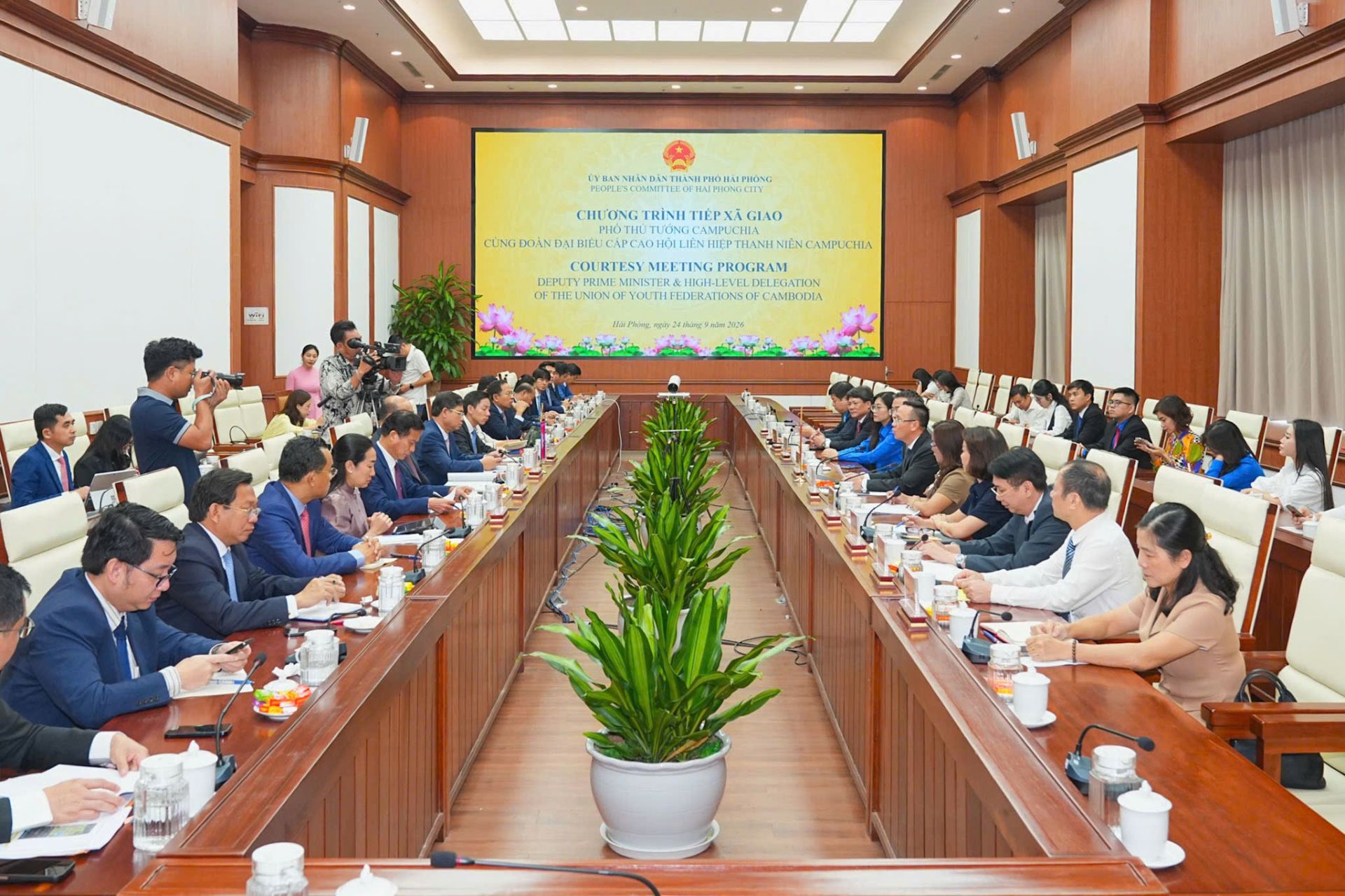 Quang cảnh cuộc tiếp x&atilde; giao Đo&agrave;n đại biểu cấp cao Hội Li&ecirc;n hiệp Thanh ni&ecirc;n Campuchia.