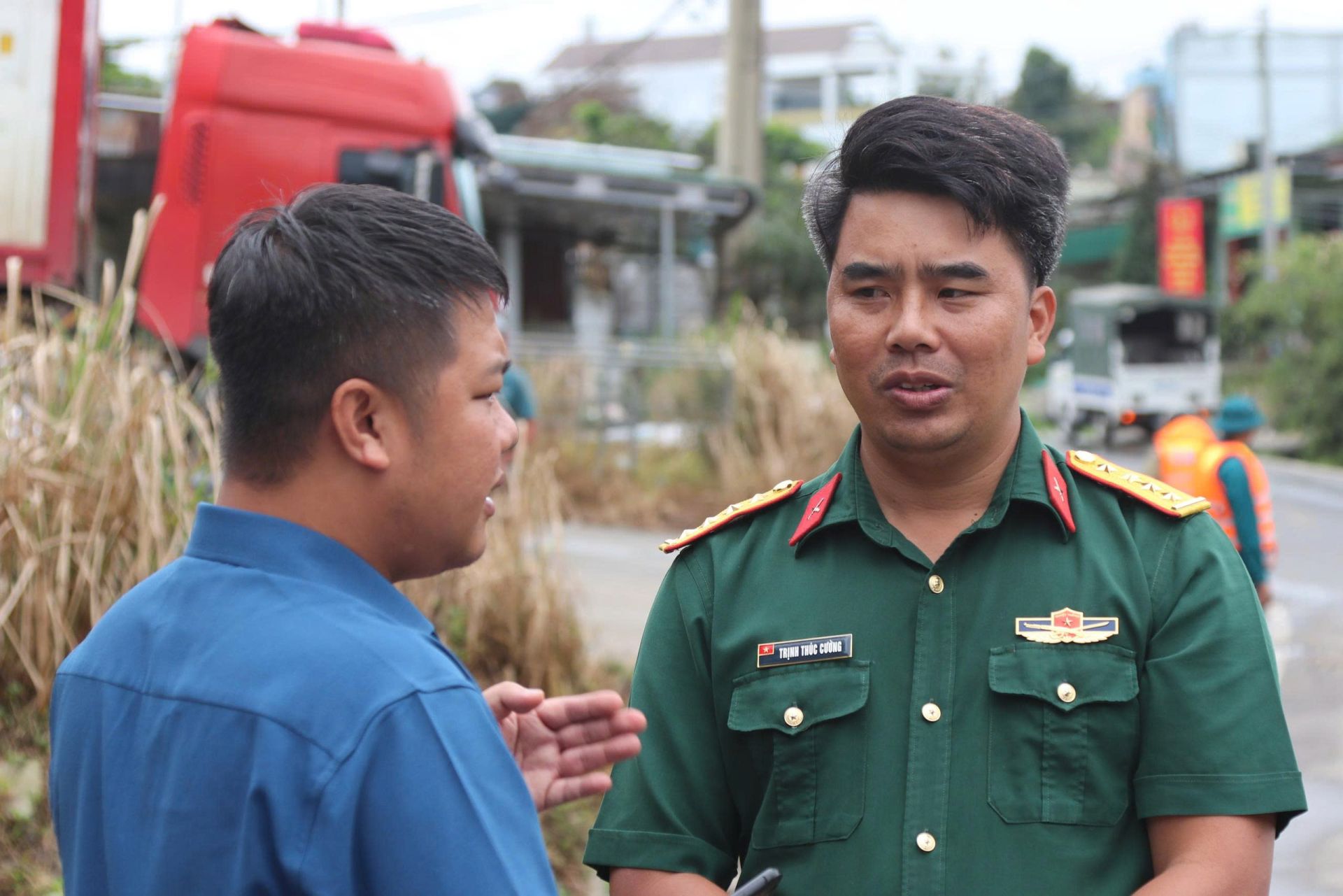 Đại úy Trịnh Thúc Cường, Phó Chỉ huy trưởng Ban Chỉ huy Quân sự xã Bảo Lâm 3, trao đổi với Nhà báo Huỳnh Trường Giang về phương án ứng trực, hỗ trợ người dân qua điểm ngập trên Quốc lộ 55. Đại úy Trịnh Thúc Cường, Phó Chỉ huy trưởng Ban Chỉ huy Quân sự xã Bảo Lâm 3, trao đổi với Nhà báo Huỳnh Trường Giang về phương án ứng trực, hỗ trợ người dân qua điểm ngập trên Quốc lộ 55.