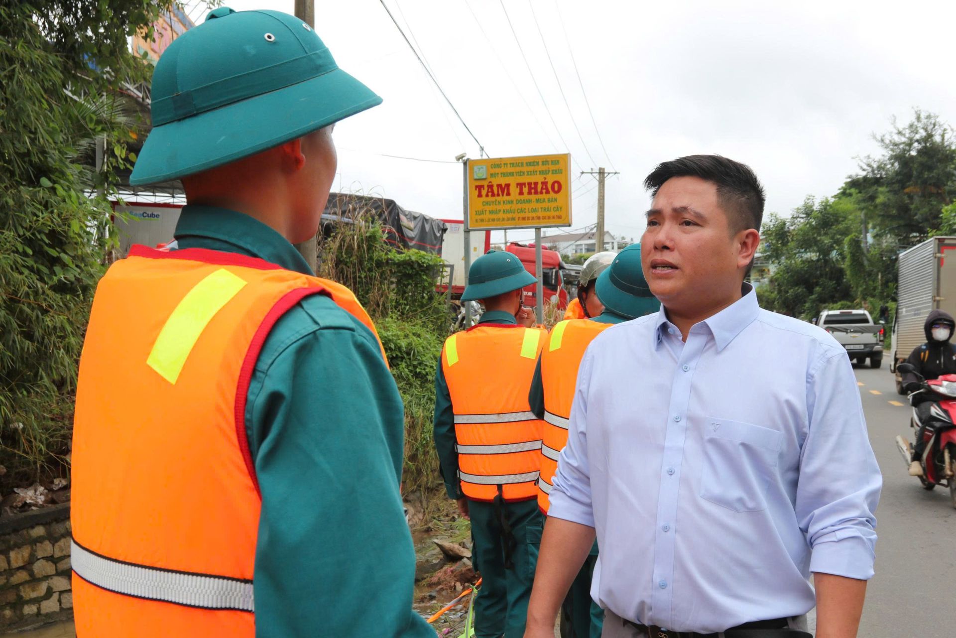 Phóng viên Đình Hoàng (Tạp chí Thương hiệu và Công luận phụ trách địa bàn tỉnh Lâm Đồng) trao đổi với lực lượng chức năng xã Bảo Lâm 3, tỉnh Lâm Đồng về phương án điều tiết giao thông và hỗ trợ người dân qua điểm ngập. Phóng viên Đình Hoàng (Tạp chí Thương hiệu và Công luận phụ trách địa bàn tỉnh Lâm Đồng) trao đổi với lực lượng chức năng xã Bảo Lâm 3, tỉnh Lâm Đồng về phương án điều tiết giao thông và hỗ trợ người dân qua điểm ngập.