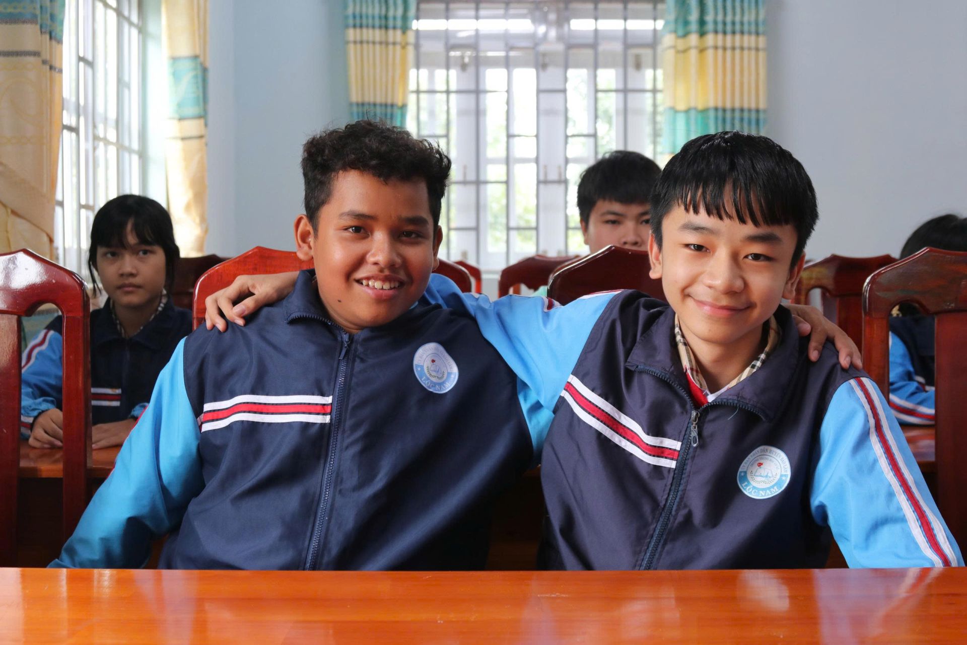 Em K Ỉu (b&ecirc;n tr&aacute;i)