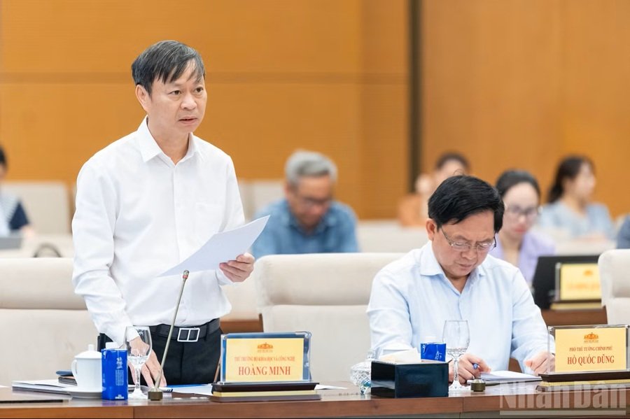 Thứ trưởng Bộ Khoa học và Công nghệ Hoàng Minh trình bày tờ trình của Chính phủ. (Ảnh: DUY LINH) Thứ trưởng Bộ Khoa học và Công nghệ Hoàng Minh trình bày tờ trình của Chính phủ. (Ảnh: DUY LINH)