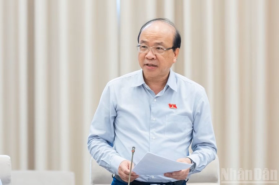 Chủ nhiệm Ủy ban Pháp luật và Tư pháp Phan Chí Hiếu nêu quan điểm thẩm tra. (Ảnh: DUY LINH) Chủ nhiệm Ủy ban Pháp luật và Tư pháp Phan Chí Hiếu nêu quan điểm thẩm tra. (Ảnh: DUY LINH)