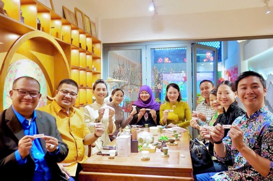 Đại diện Tổng lãnh sự quán các nước Asean, Hội Hữu nghị Việt Nam - Đông Nam Á TPHCM, An Nhơn Trà bóc thăm quốc hoa trang trí lồng đèn tại sự kiện Đại diện Tổng lãnh sự quán các nước Asean, Hội Hữu nghị Việt Nam - Đông Nam Á TPHCM, An Nhơn Trà bóc thăm quốc hoa trang trí lồng đèn tại sự kiện