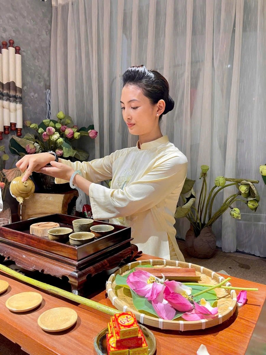 Nghệ nhân Dương Lệ, Trà chủ An Nhơn Trà pha trà mời khách Nghệ nhân Dương Lệ, Trà chủ An Nhơn Trà pha trà mời khách