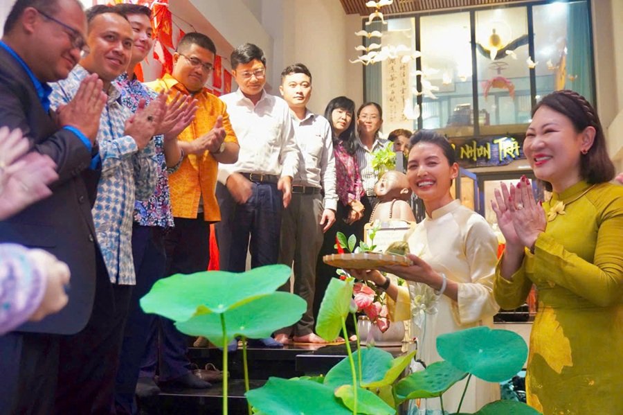 Những bông sen Việt ngậm trà còn tươi mới đã được chính các vị khách quý tự tay cắt hoa cùng trà chủ Dương Lệ sau đó cùng nhau thưởng thức trong tiệc trà hữu nghị Những bông sen Việt ngậm trà còn tươi mới đã được chính các vị khách quý tự tay cắt hoa cùng trà chủ Dương Lệ sau đó cùng nhau thưởng thức trong tiệc trà hữu nghị